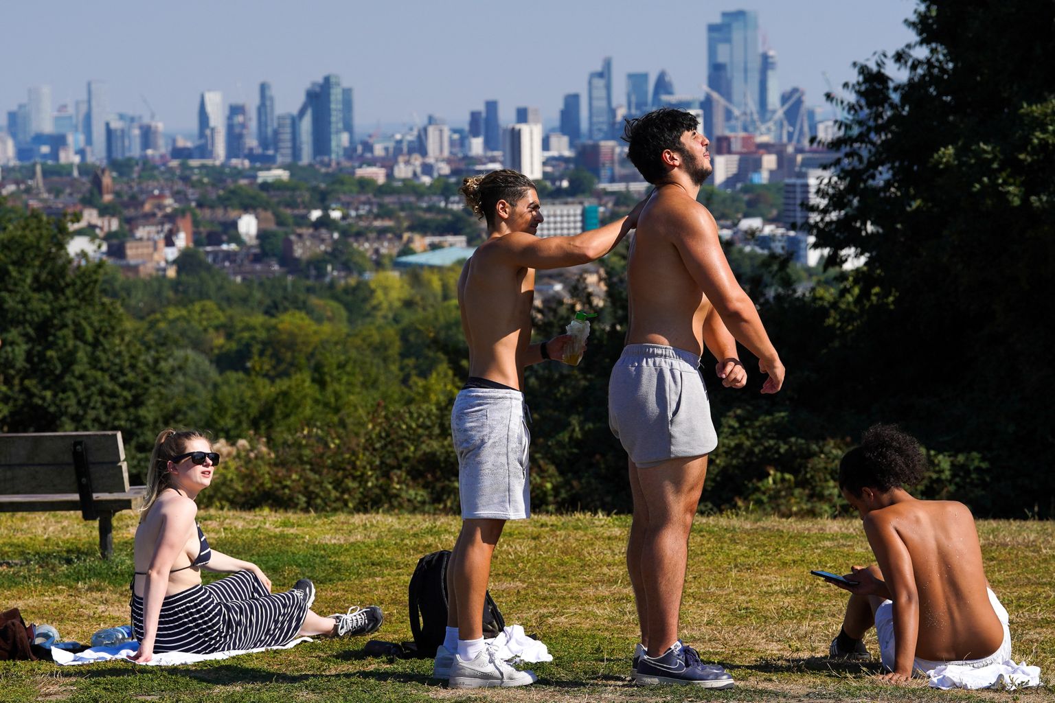 Londonlased suvise kuumalaine ajal Hampstead Heathi pargis.