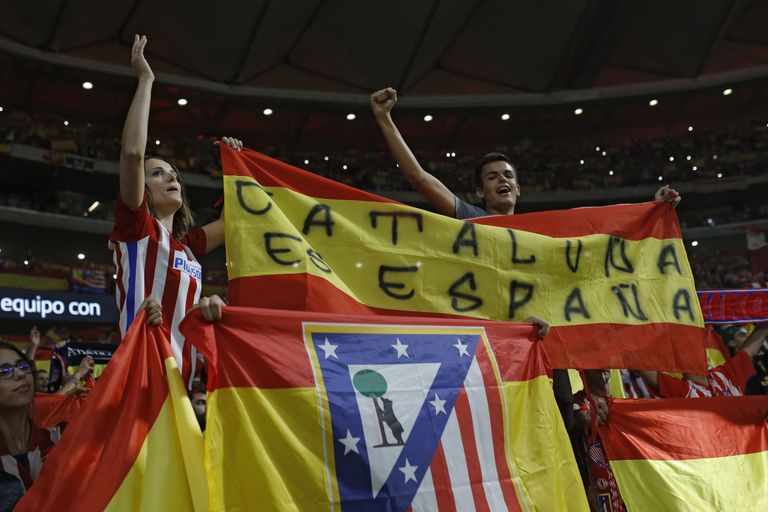 Hispaania jalgpallimeeskonna Atletico Madrid toetajad Kataloonia iseseisvusambitsioonide vastu meelt avaldamas. Foto: Francisco Seco/AP/Scanpix