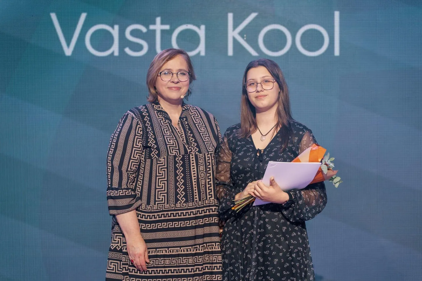 Hanna-Brita Luik (paremal) ning haridus- ja teadusministeeriumi riigigümnaasiumide rajamise koordinaator Ülle Matsin tunnustusüritusel.