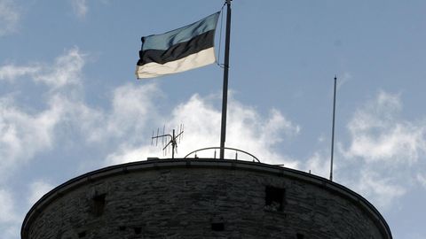 Homme tähistatakse eesti kirjanduse päeva ning heisatakse sel puhul sinimustvalged