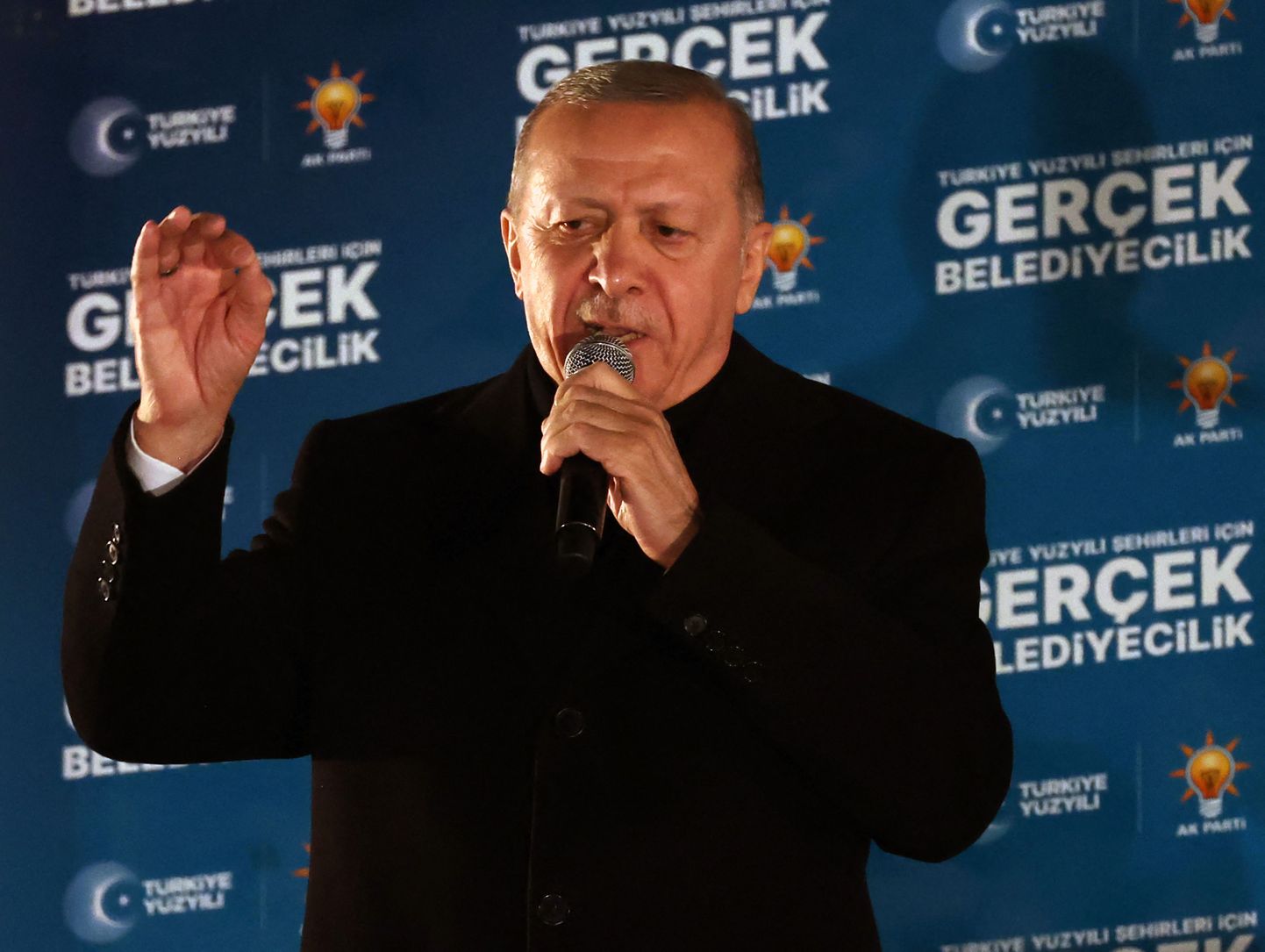 Türgi president Recep Tayyip Erdoğan kõnelemas toetajatele.