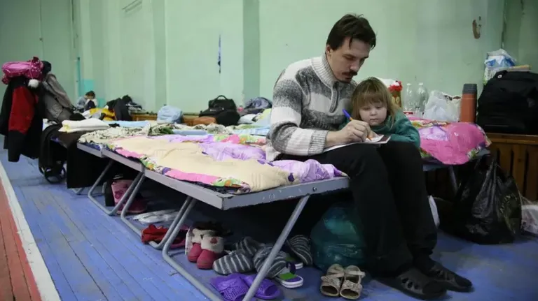 Беженцы из Украины в пункте временного размещения в Таганроге