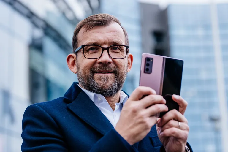 Samsungi mobiilidivisjoni juht Antti Aasma peab Galaxy Z Fold volditavat nutitelefoni väikeseks personaalarvutiks, mis mahub hõlpsasti pintsakutaskusse.