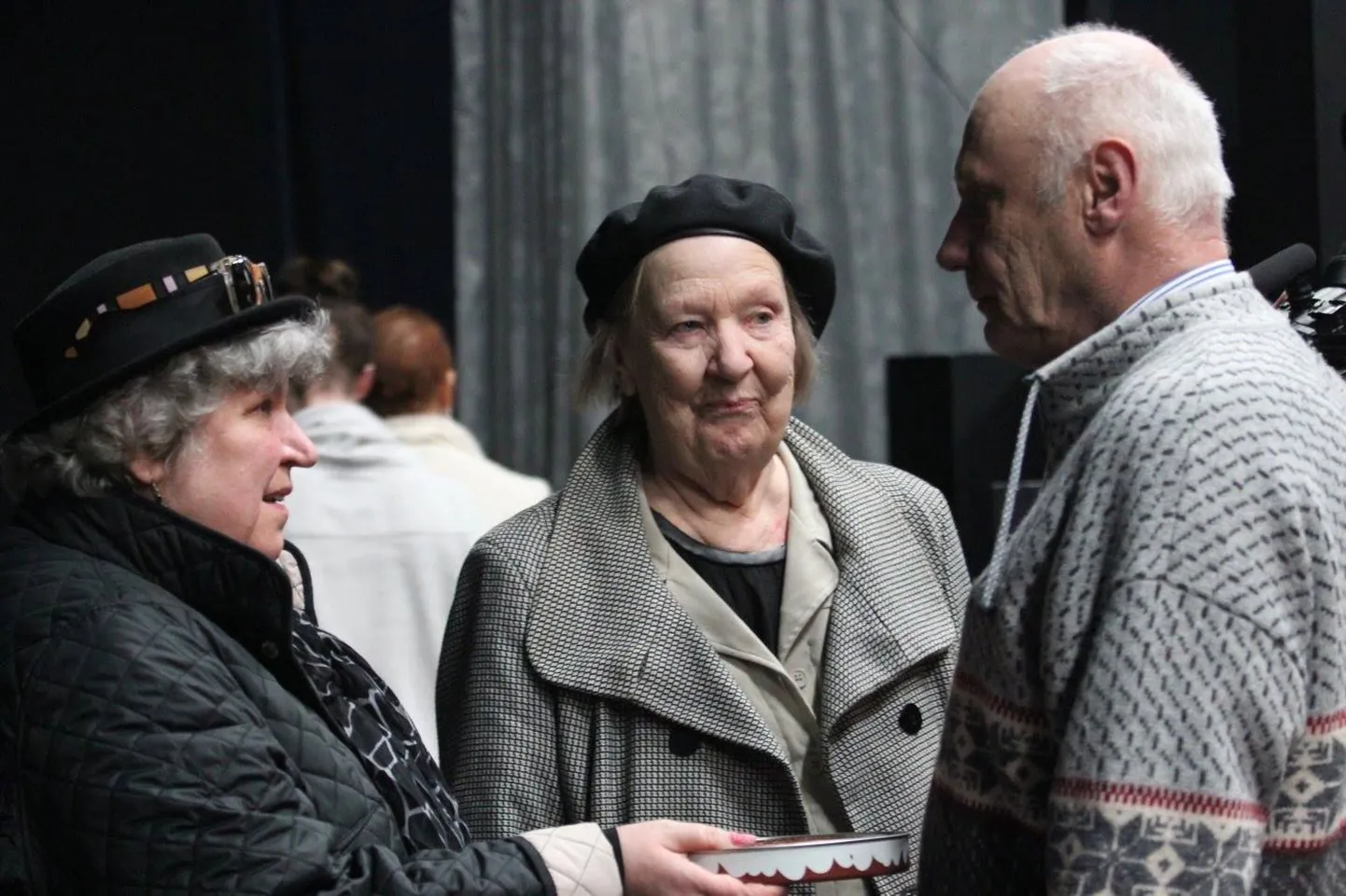 Lavastaja Raivo Trass ja näitlejad Ines Aru ning Maria Klenskaja arutlemas.