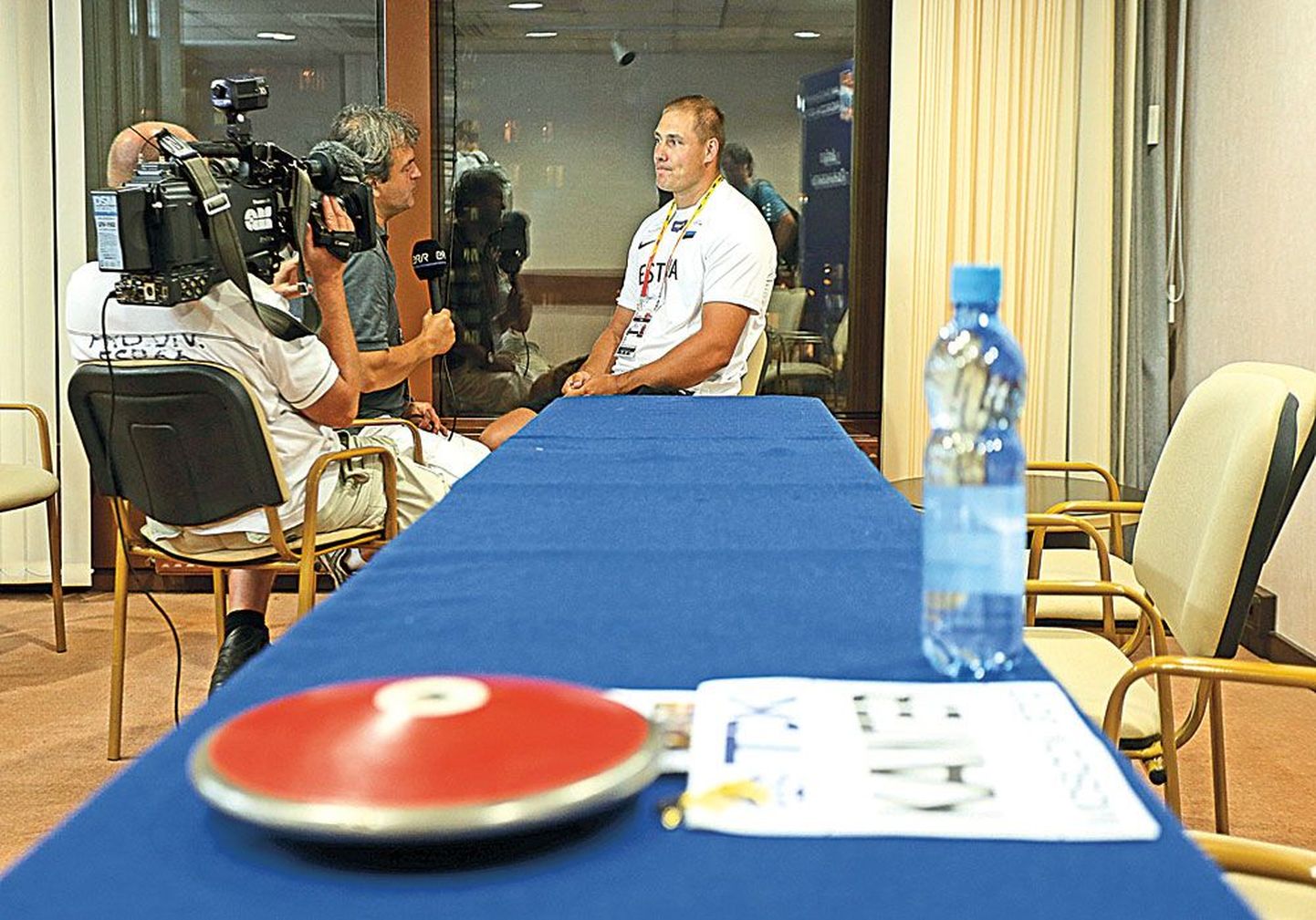 Gerd Kanter jagas laupäeva hilisõhtul Moskvas Kosmose hotellis rohkelt intervjuusid. Pildil usutleb teda Marko Kaljuveer.