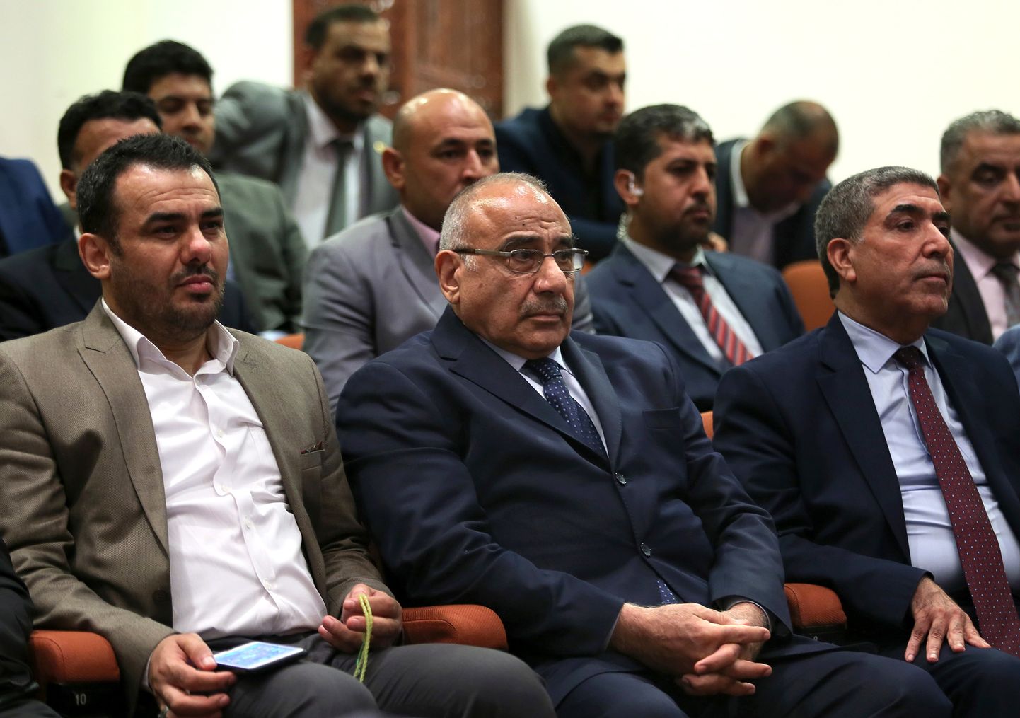 Iraagi peaministrikandidaat Adel Abdel Mahdi (keskel) üritab oma kabinetti kokku panna avaliku konkursiga. Ministrikohale pürgijatest umbes 600 on kutsutud vestlusvooru.