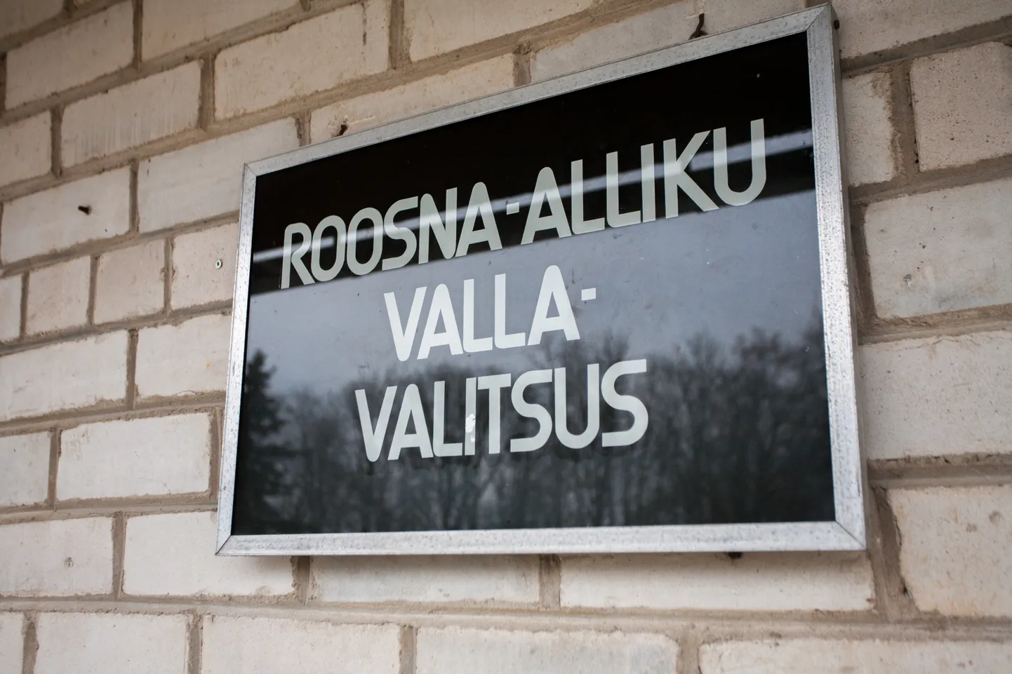 Roosna-Alliku valla õigusjärglane Paide linn esitas hagi N.R. Energy ja endise Roosna-Alliku vallavalitsuse vahel sõlmitud soojalepingu lõppemisele järgnenud erimeelsuse tõttu.