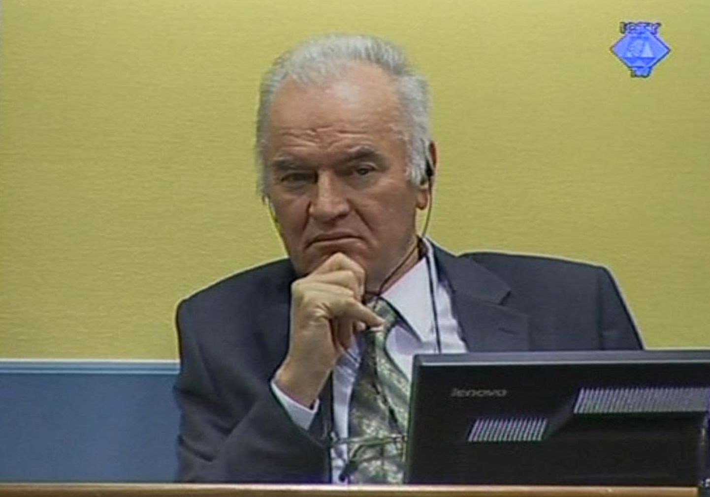 Videokaader Ratko Mladićist kohtus.