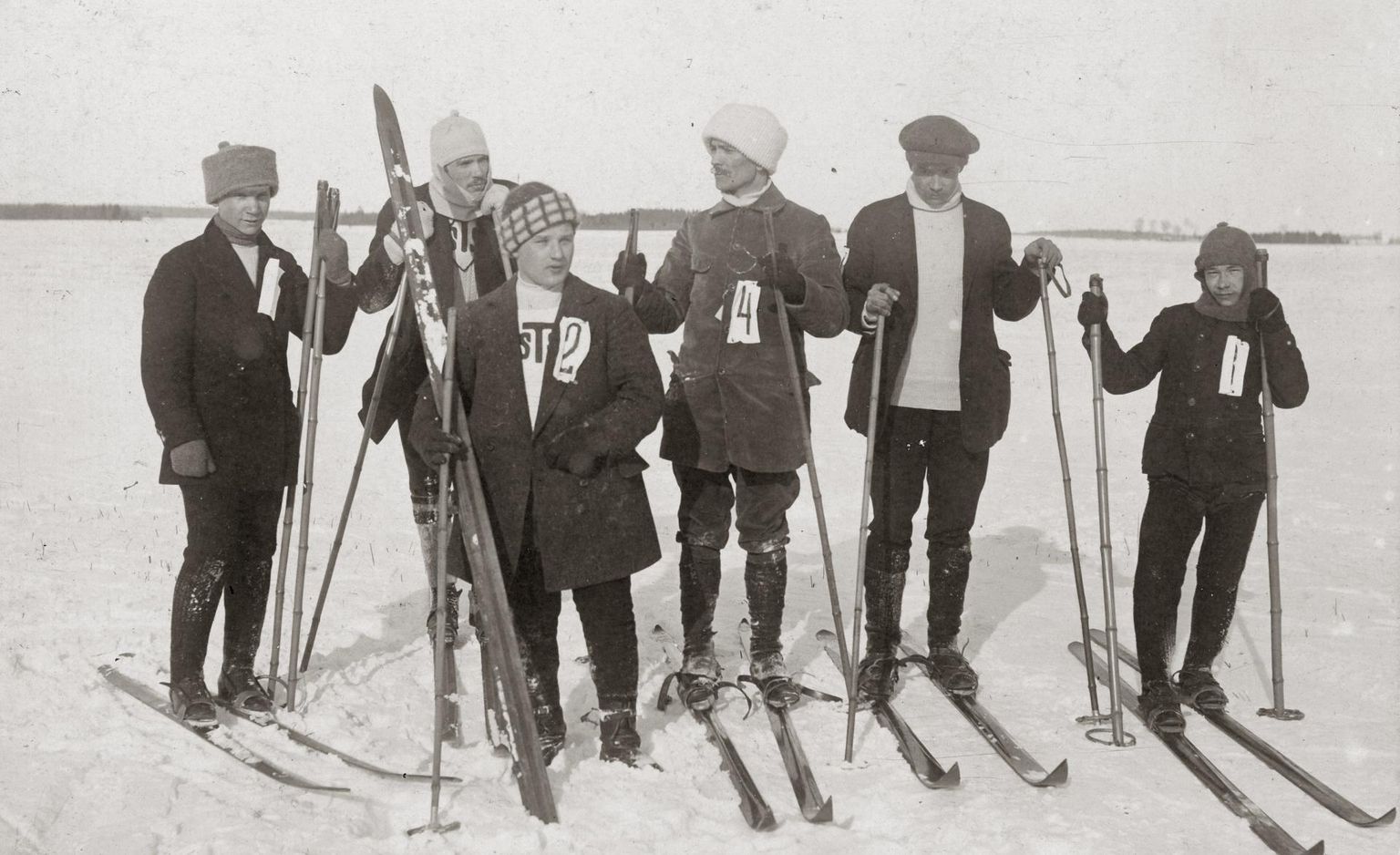 Tartu suusatajad Emajõel 1914. aasta paiku.