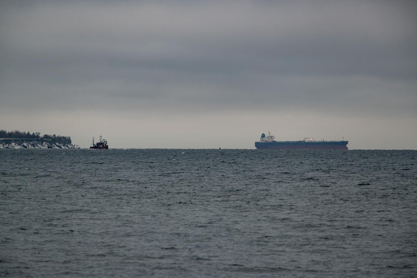 Нефтетанкер "Залив Амурский" возле полустрова Пакри