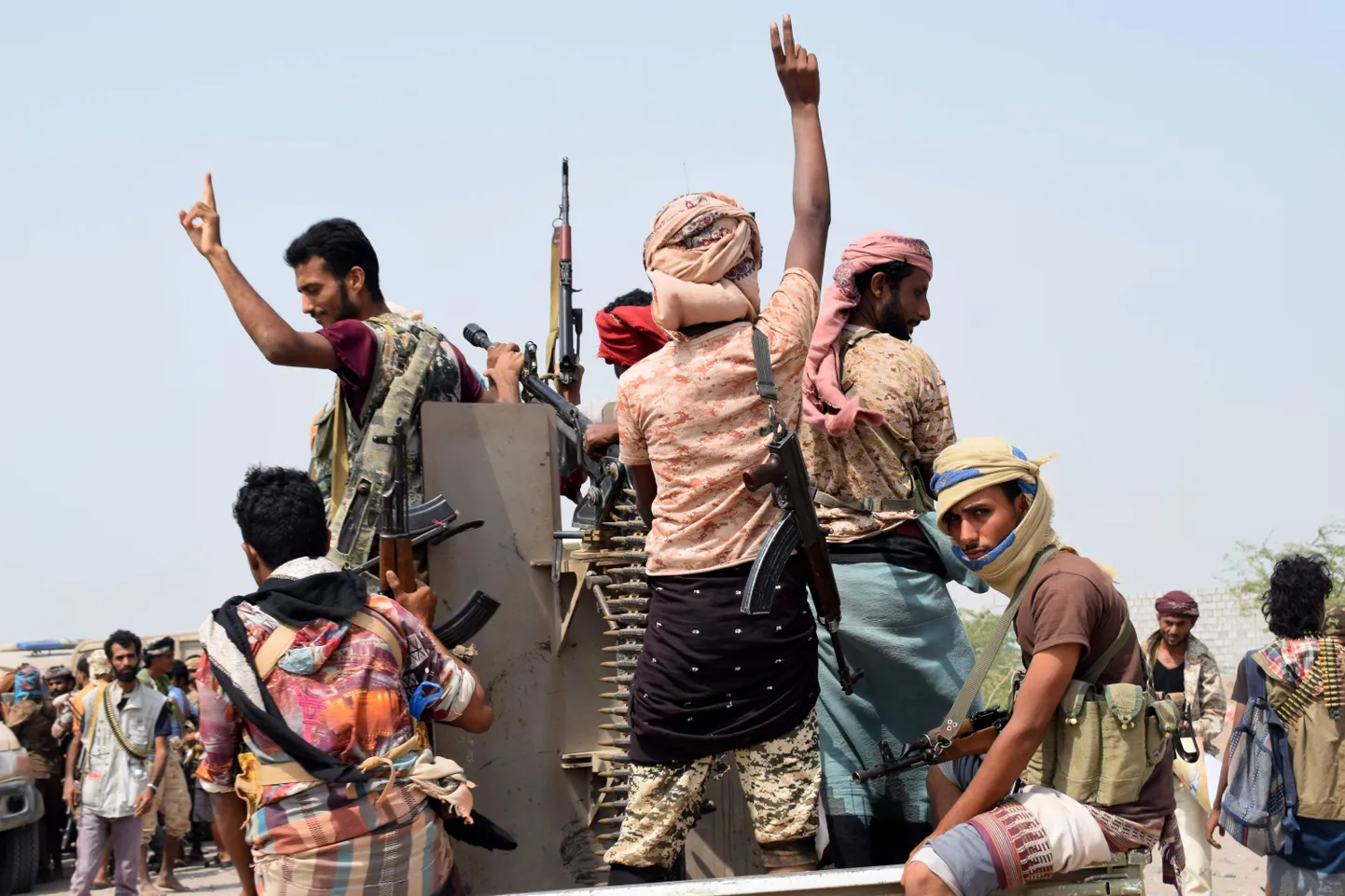 Jeemeni valitsusmeelsed väed suundumas Hodeida sadamalinna poole.