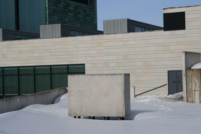 Eesti kunstimuuseum viis ellu virtuaalnäituse „Lehm kunstis”, mis avaldatud muuseumi ajaveebis. Neeme Külm. Betooni valatud lehm. 2005–2006. Eesti kunstimuuseum.