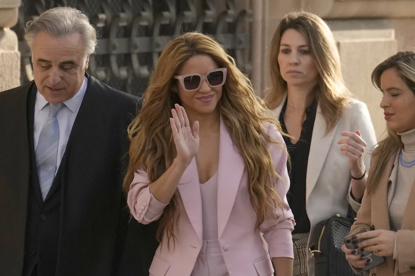 Shakira (keskel) Hispaania kohtus.