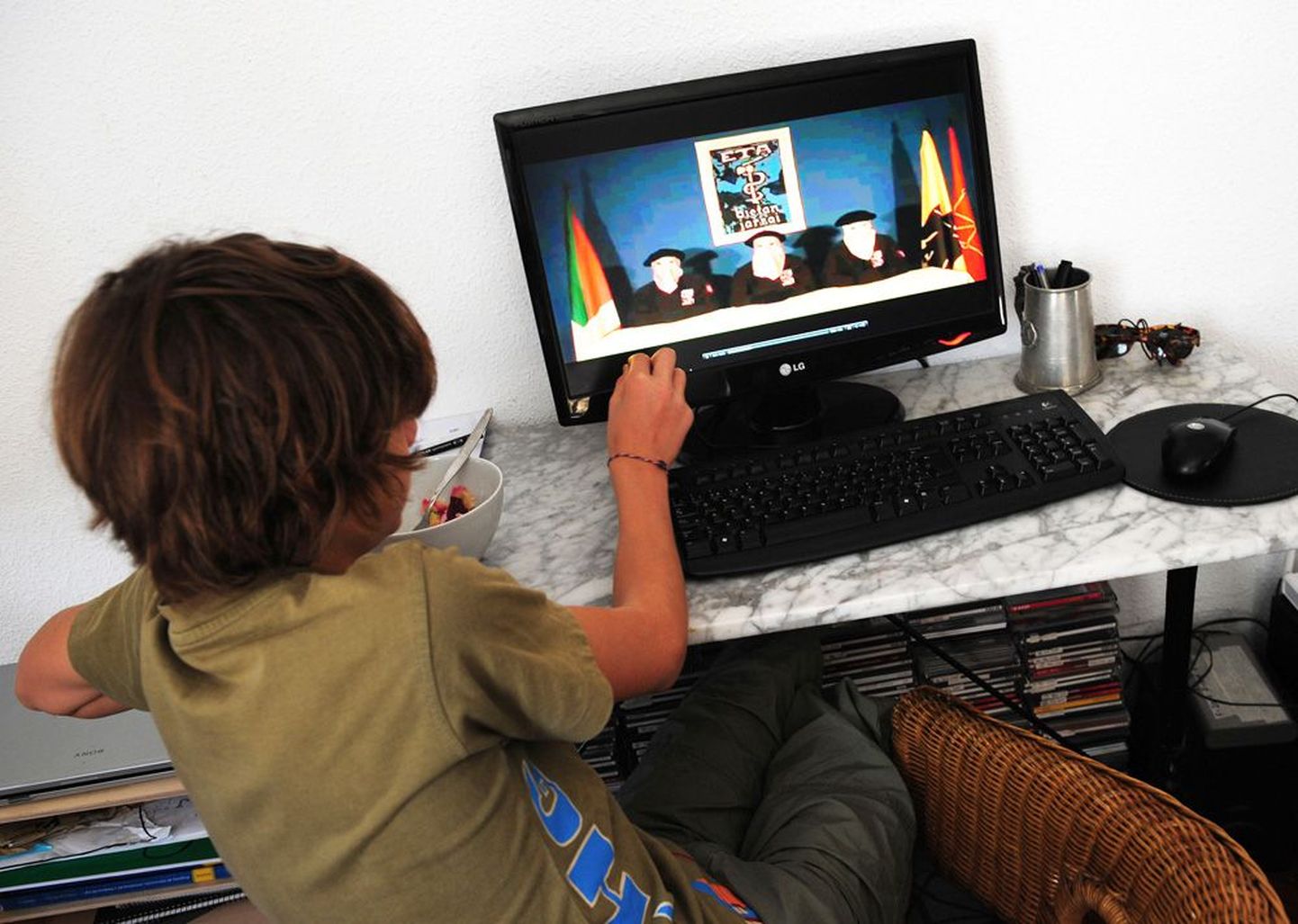 Poiss vaatamas baskide ajakirja Gara veebilehelt videot, milles ETA teatas relvarahust.