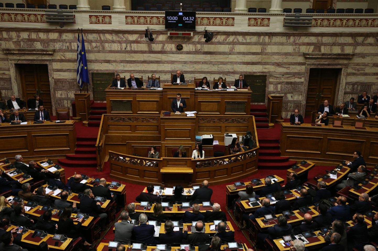 Peaminister Alexis Tsipras parlamendis kõnelemas.
