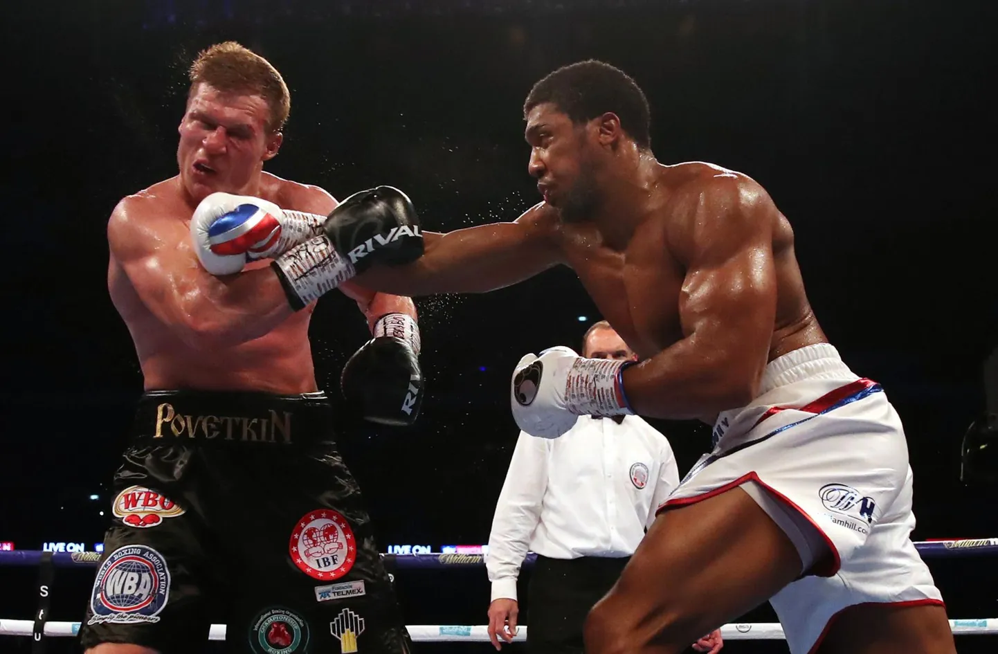 Anthony Joshua (paremal) kohtas matši alguses kõva vastupanu, ent saatis seejärel Aleksander Povetkini ikkagi põrandale.