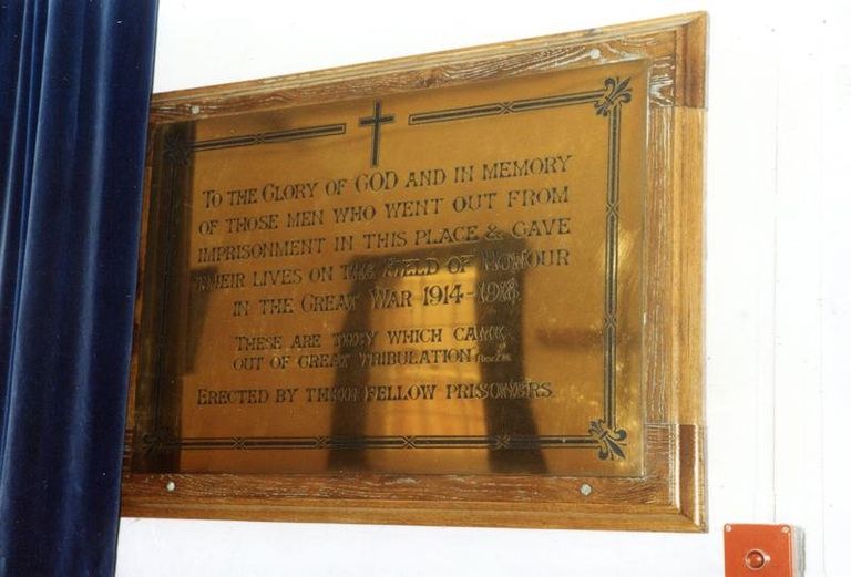 Один из немногих мемориалов в память заключенных, погибших в Первой мировой войне на фронтах. Мемориальная доска в церкви тюрьмы Пэнхёрст на острове Уайт
