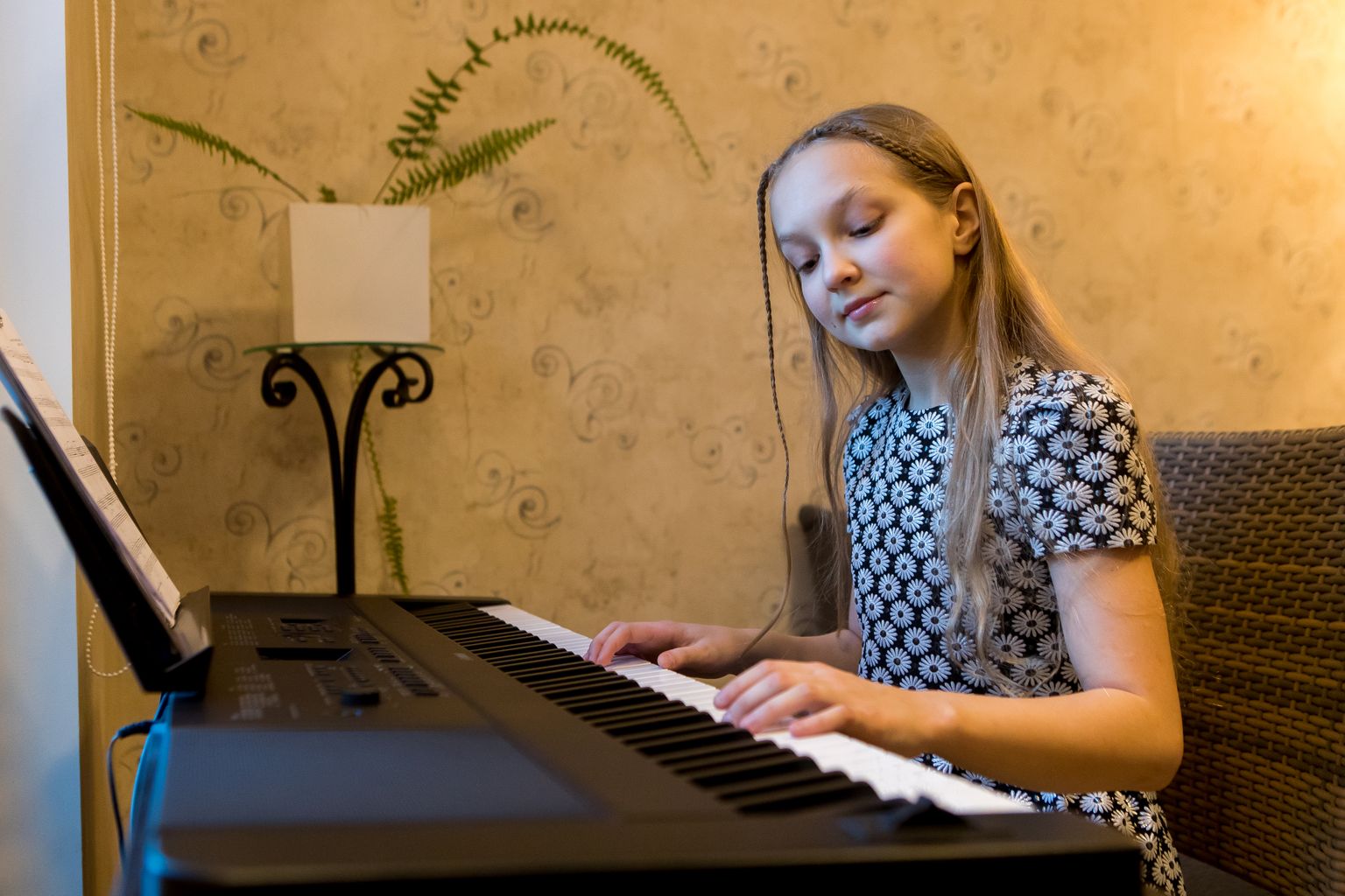 HARJUTAMINE TEEB MEISTRIKS: Muusikakooli õpilane Elisabeth Villsaar lihvib oma klaverimängu oskusi usinasti kodus.