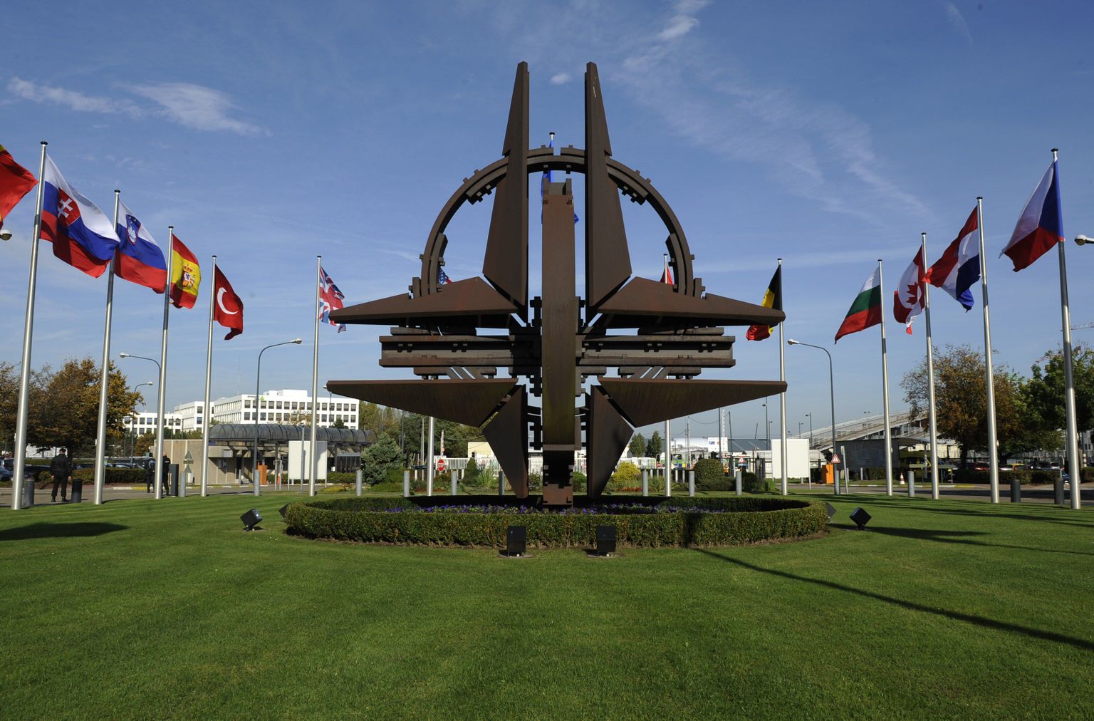 NATO peakorter Brüsselis ja logo