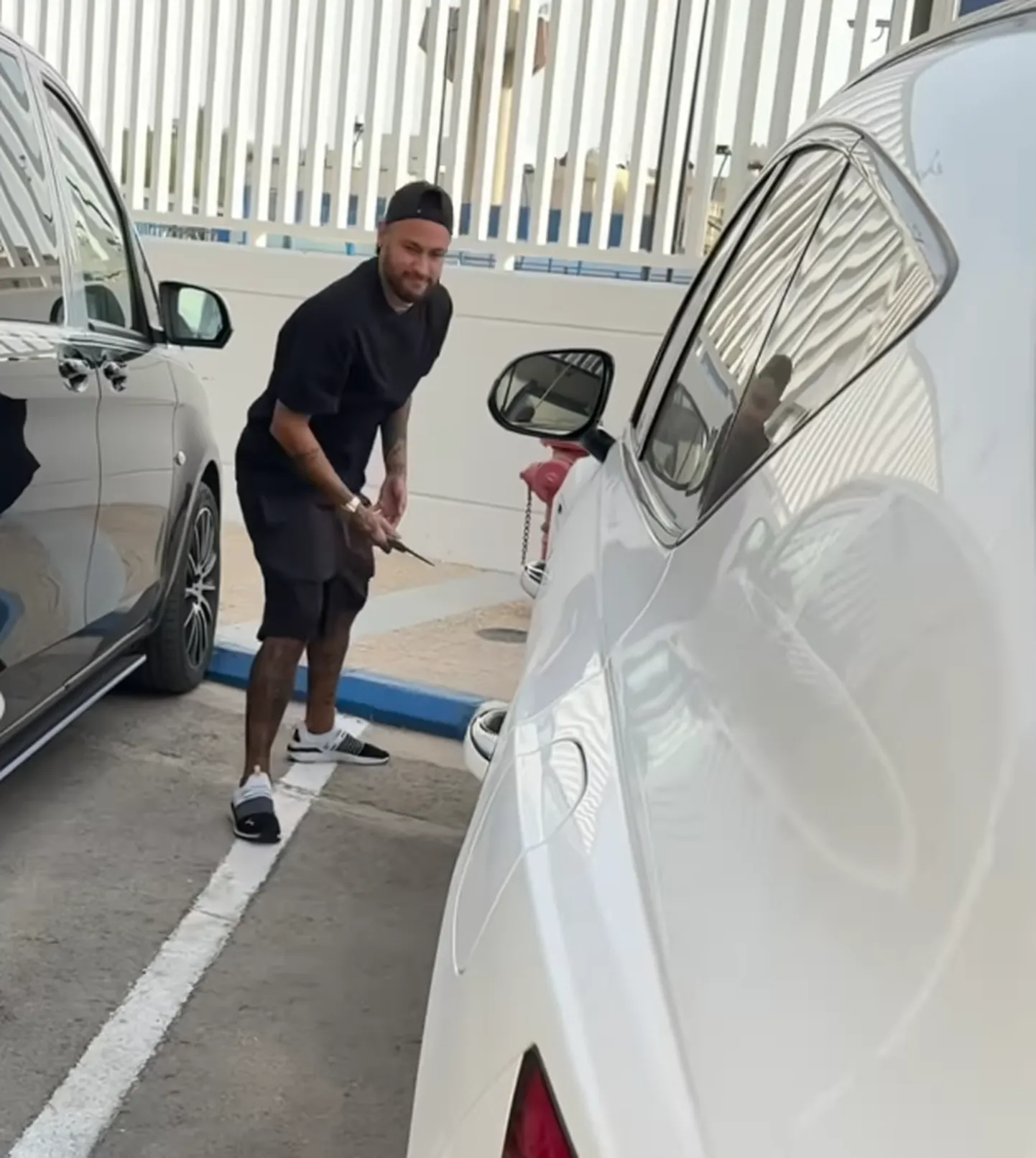 Neymar tiimikaaslase auto rehve läbi torkamas.