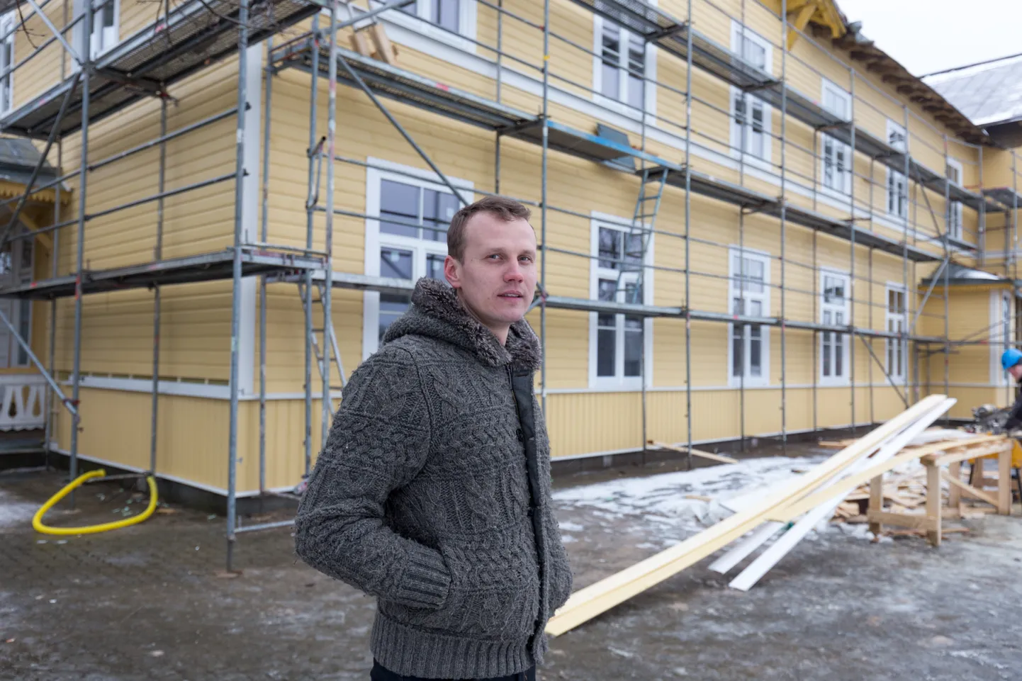 Pärast poliitikast lahkumist ostis Priit Toobal endise Kildu kooli kompleksi ning rajas sinna ratsakeskuse ja külalistemaja. Järgmiseks kinnitas ta kanda matuseäris. Nüüd taandub ta mõlema ettevõtmise igapäevasest juhtimisest ja asub tööle Suure-Jaani kultuurimaja direktorina. Pilt on tehtud 2017. aasta alguses, kui Kildul käisid ehitustööd.