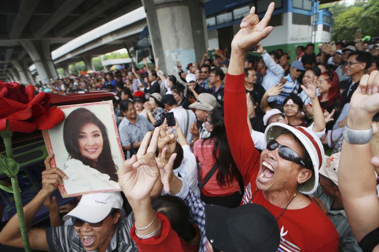 Tai endise peaministri Yingluck Shinawatra toetajaskond talle esitatud süüdistuste vastu meelt avaldamas. Foto: Wason Wanichakorn/AP/Scanpix
