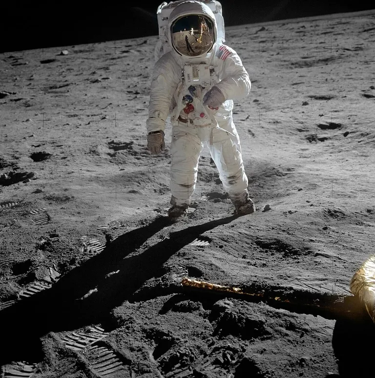 Astronaut Buzz Aldrin Kuul, maapinda katmas kuu regoliit.