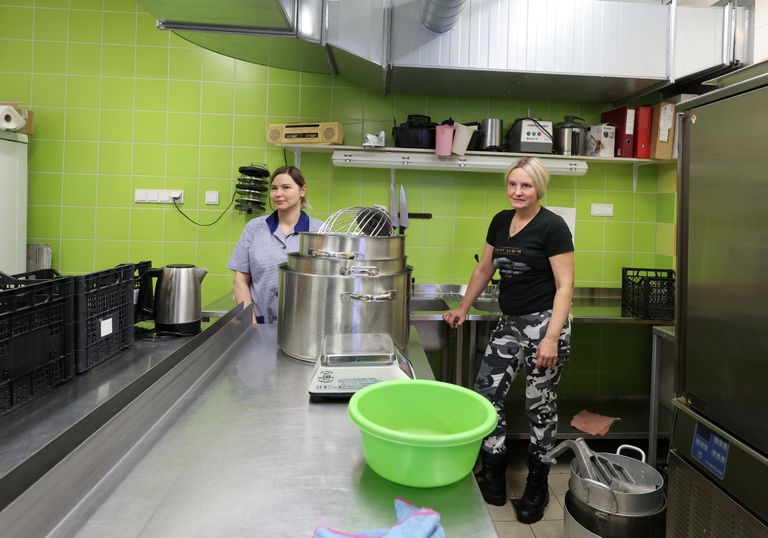 Kokkadel Janna Livakul (vasakul) ja Erika Kaljustel on täna koristuspäev. Aga homme lõunaks on lastel menüüs ühepajatoit.