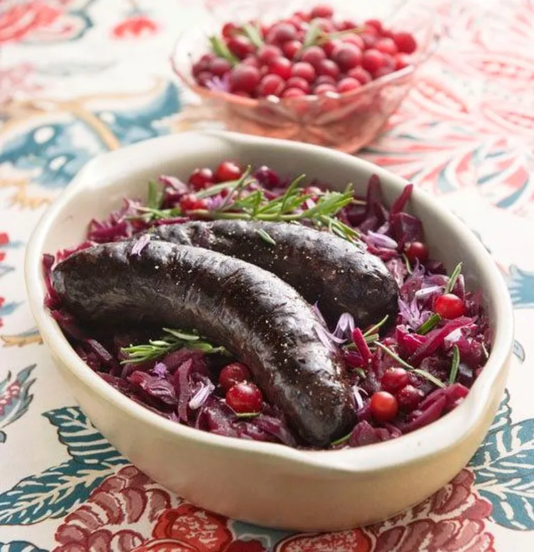 Кровяная колбаса с клюквой и краснокочанной капустой.