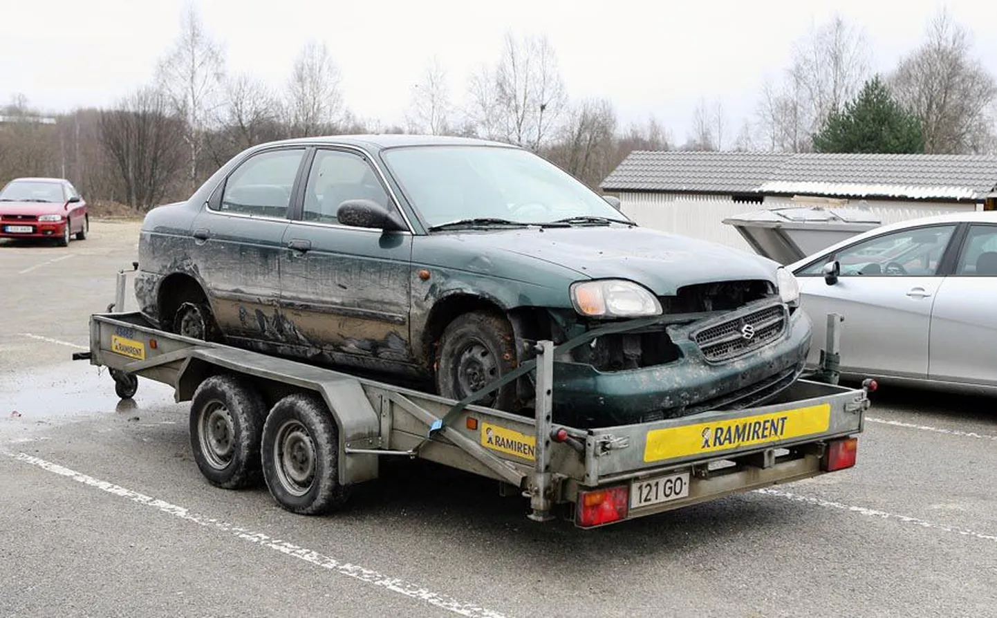 Selle Suzuki Baleno ajasid noormehed Reinu teelt ära kahel ööl järjest. Esimesel korral viisid nad auto vigastamata tagasi, kuid teisel ööl sõitsid sellega Moori külas suure kivi otsa.