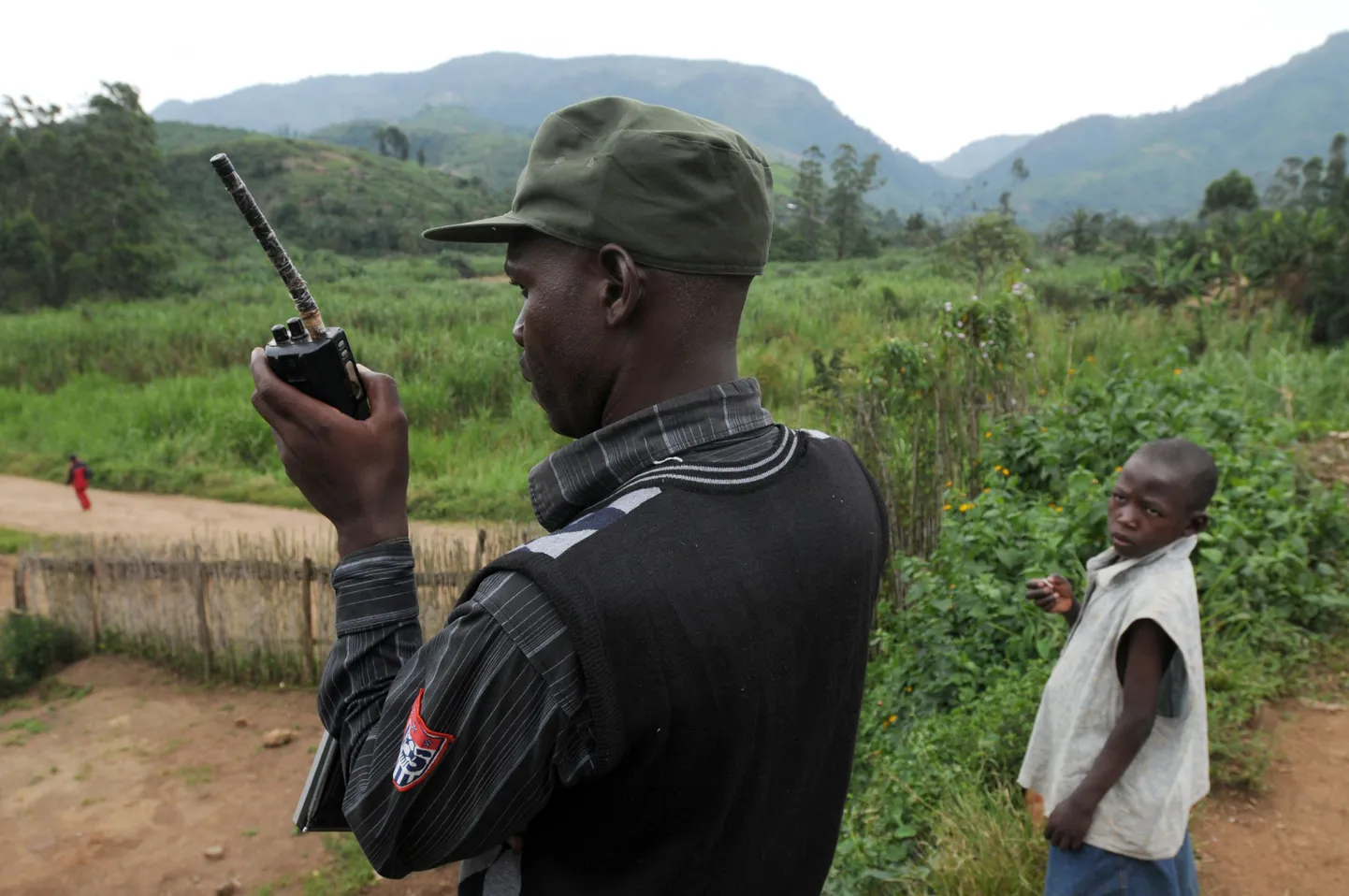 Sissirühmituse FDLR võitleja valvab teed Nyabiondo lähedal.