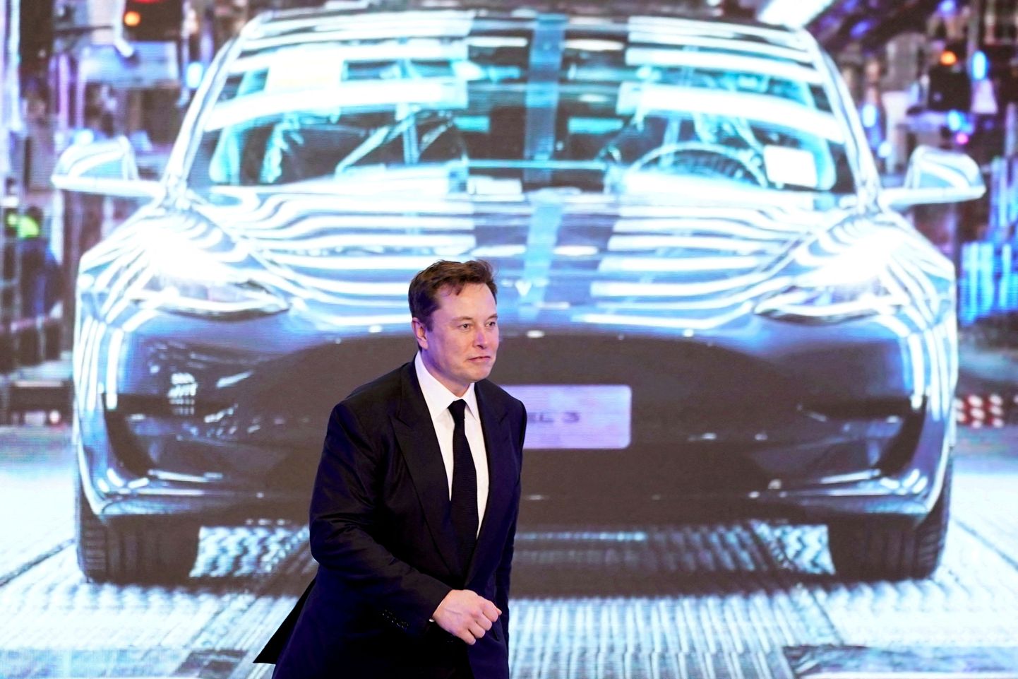 Tesla juht Elon Musk Tesla Model 3 foto  taustal.