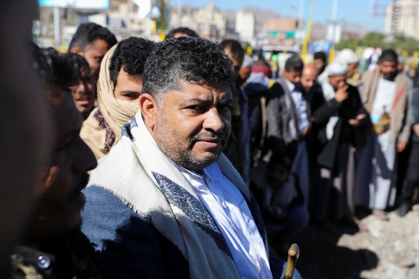 Huthide juht Muhammad Ali al-Houthi inspekteerimas Saudi õhulöögi purustusi Sanaas. 23. detsember 2021.