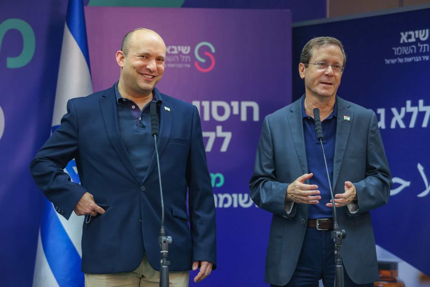 Iisraeli peaminister Naftali Bennett (vasakul) koos president Isaac Herzogiga.