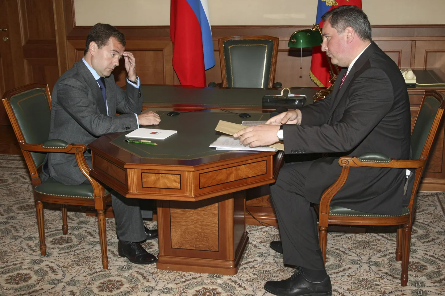 Venemaa president Dmitri Medvedev (vasakul) ja Venemaa esindaja NATOs Dmitri Rogozin (paremal).