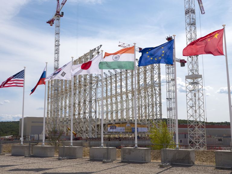 Kogu ITERi üheks suuremaks tugevuseks, aga ka väljakutseks on rahvusvaheline mõõde - koos peavad töötama ka muidu omavahel vaenutsevad riigid. Seega on projekti juhtimise osa ka kursi hoidmine päevapoliitika tuultes.