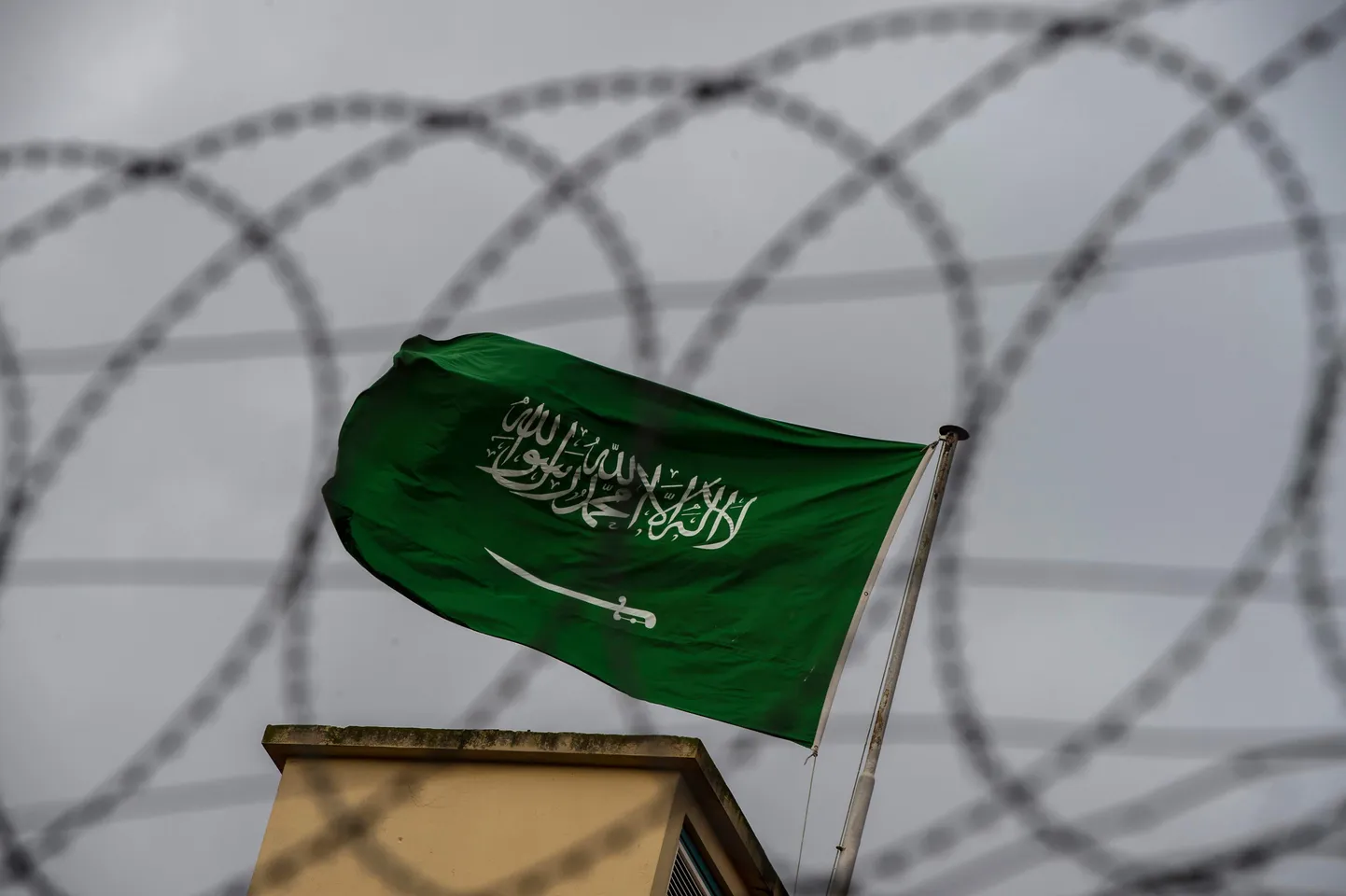 Saudi Araabia lipp okastraadi taustal.