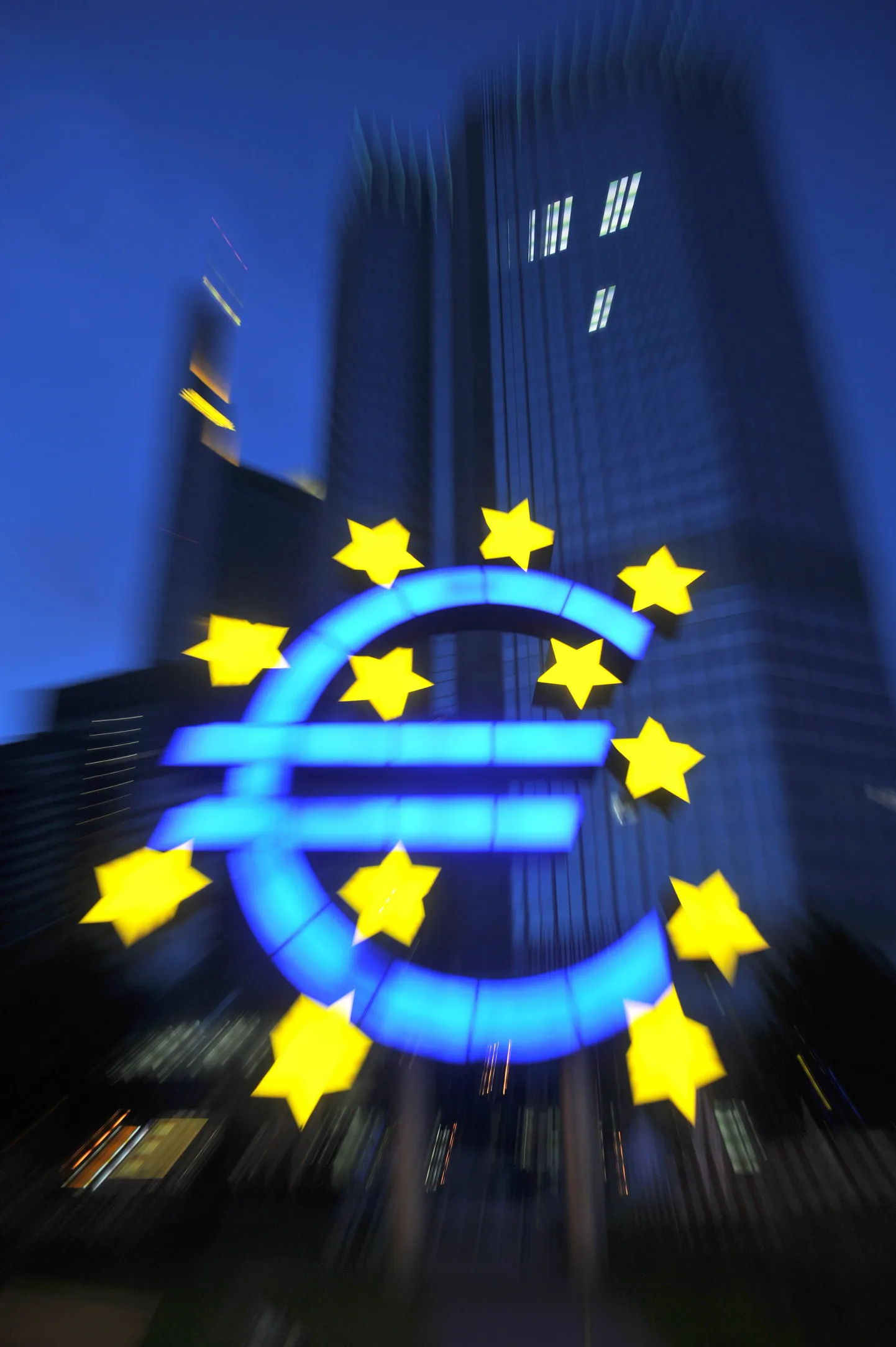 Знак евро перед зданием ЕЦБ во Франкфурте.