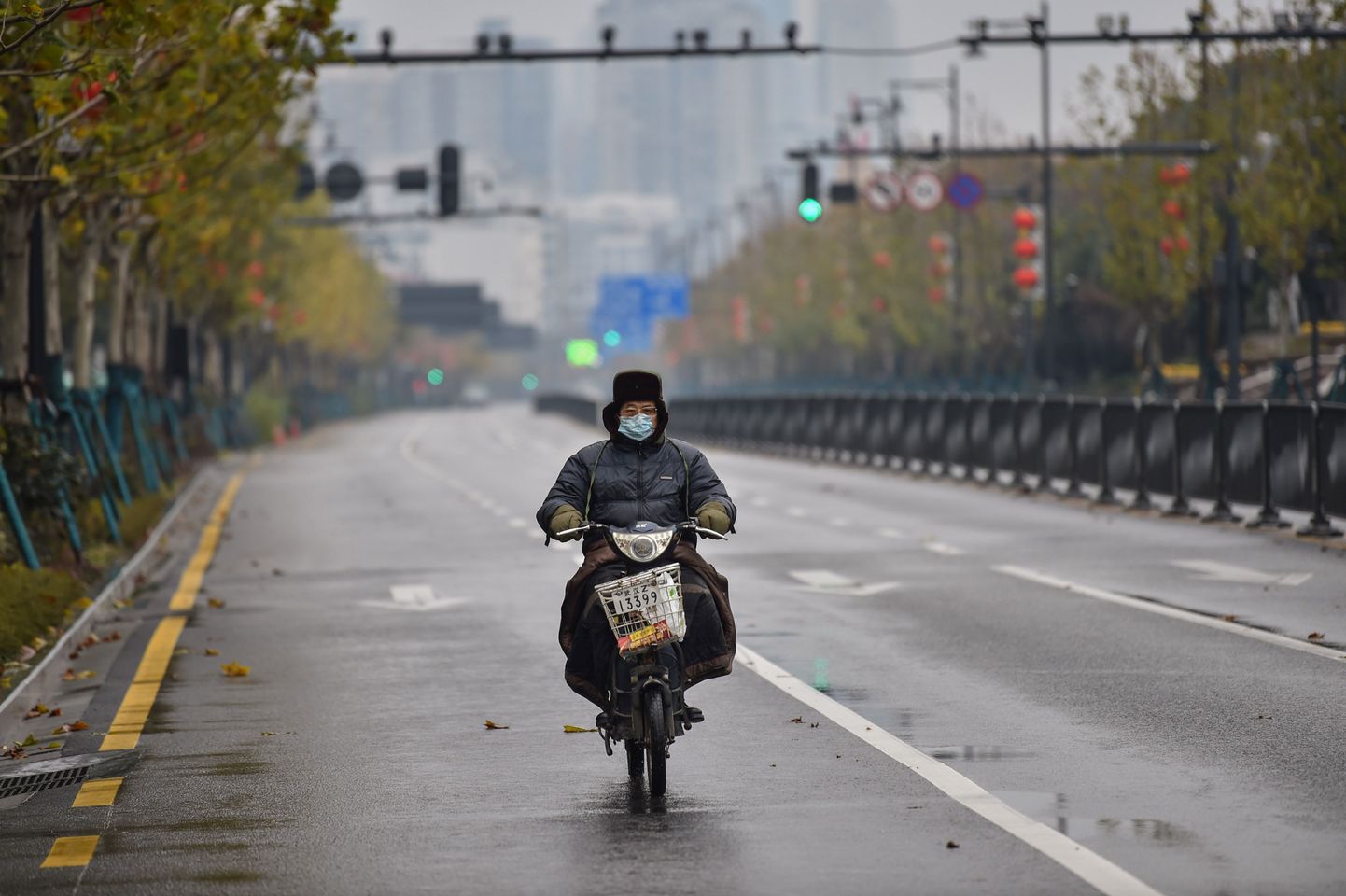 Üksik mootorrattur Wuhani inimtühjal tänaval. Muidu kihav 11 miljoni elanikuga linn on sisuliselt väljasurnud.
