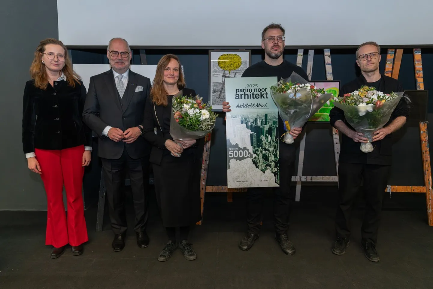 Pildil vasakult: Eesti Arhitektide Liidu President Aed Ader, Eesti Vabariigi President Alar Karis, Arhitekt Musta partnerarhitektid Mari Rass, Alvin Järving ja Ott Alver.