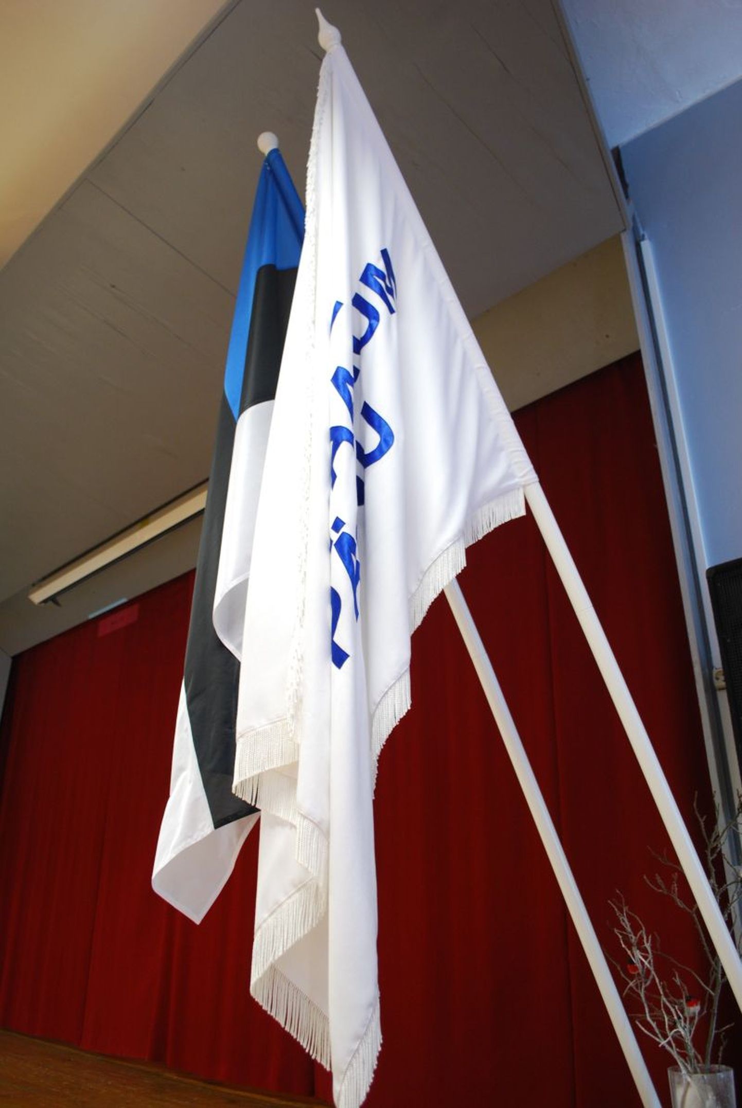 Eesti ja Pärnu Vene gümnaasiumi lipud kooli aulas.