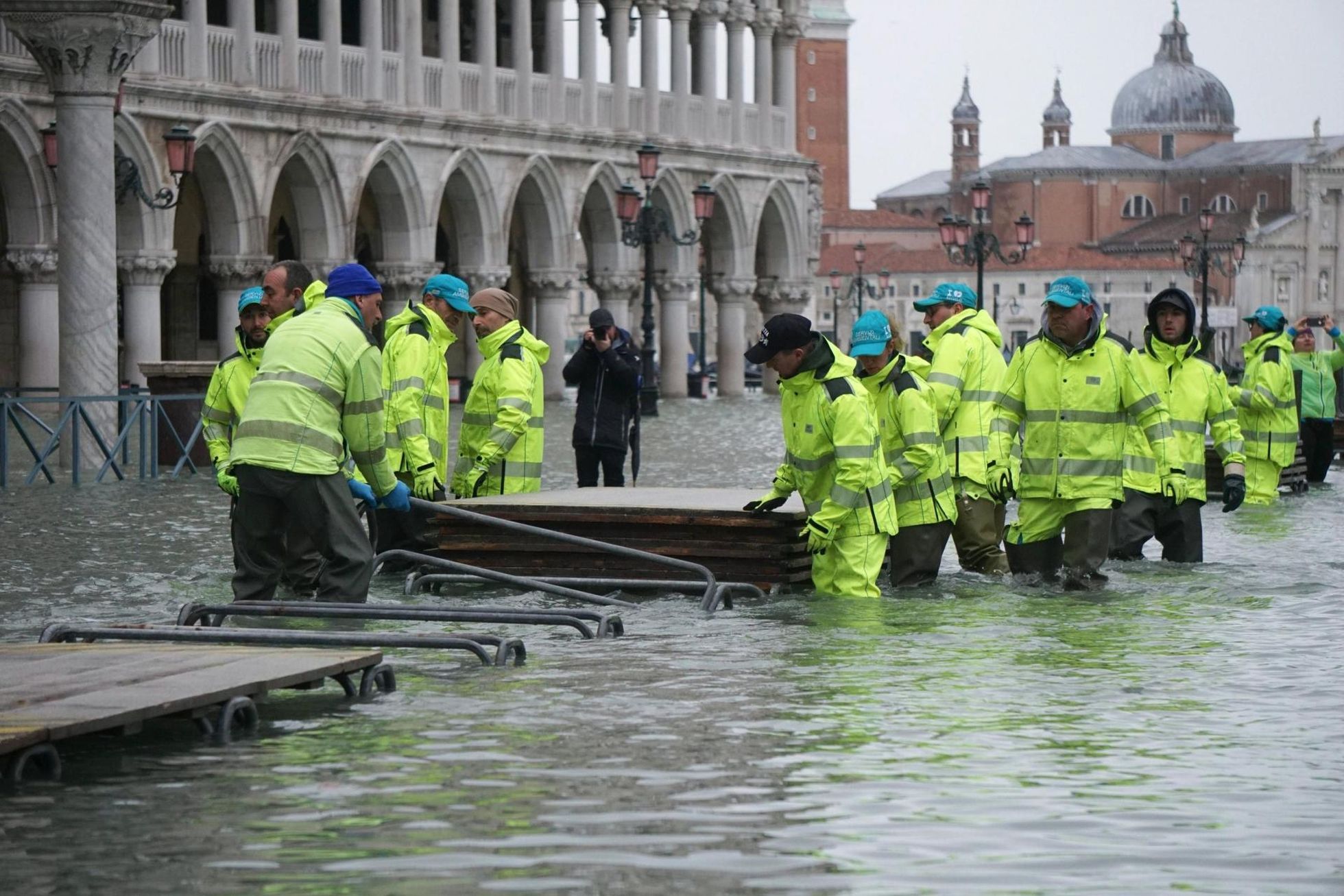 Üleujutatud Veneetsia Püha Markuse väljakule tuli ehitada hulpivad kõnniteed.