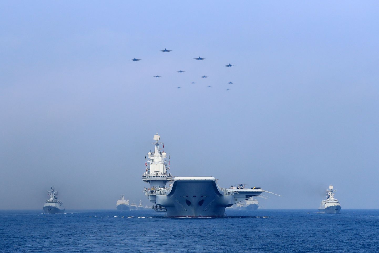 Hiina mereväe alused ja hävitajad õppustel Lõuna-Hiina meres.