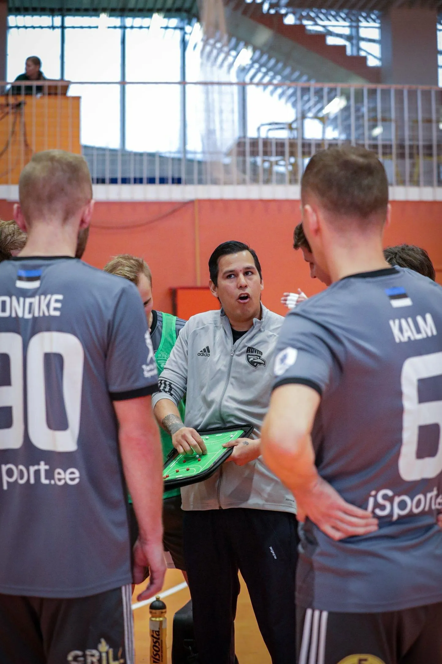 Ravensi peatreener Gonzalo Jimenez Gomez jagas mängijatele platsi ääres juhiseid.