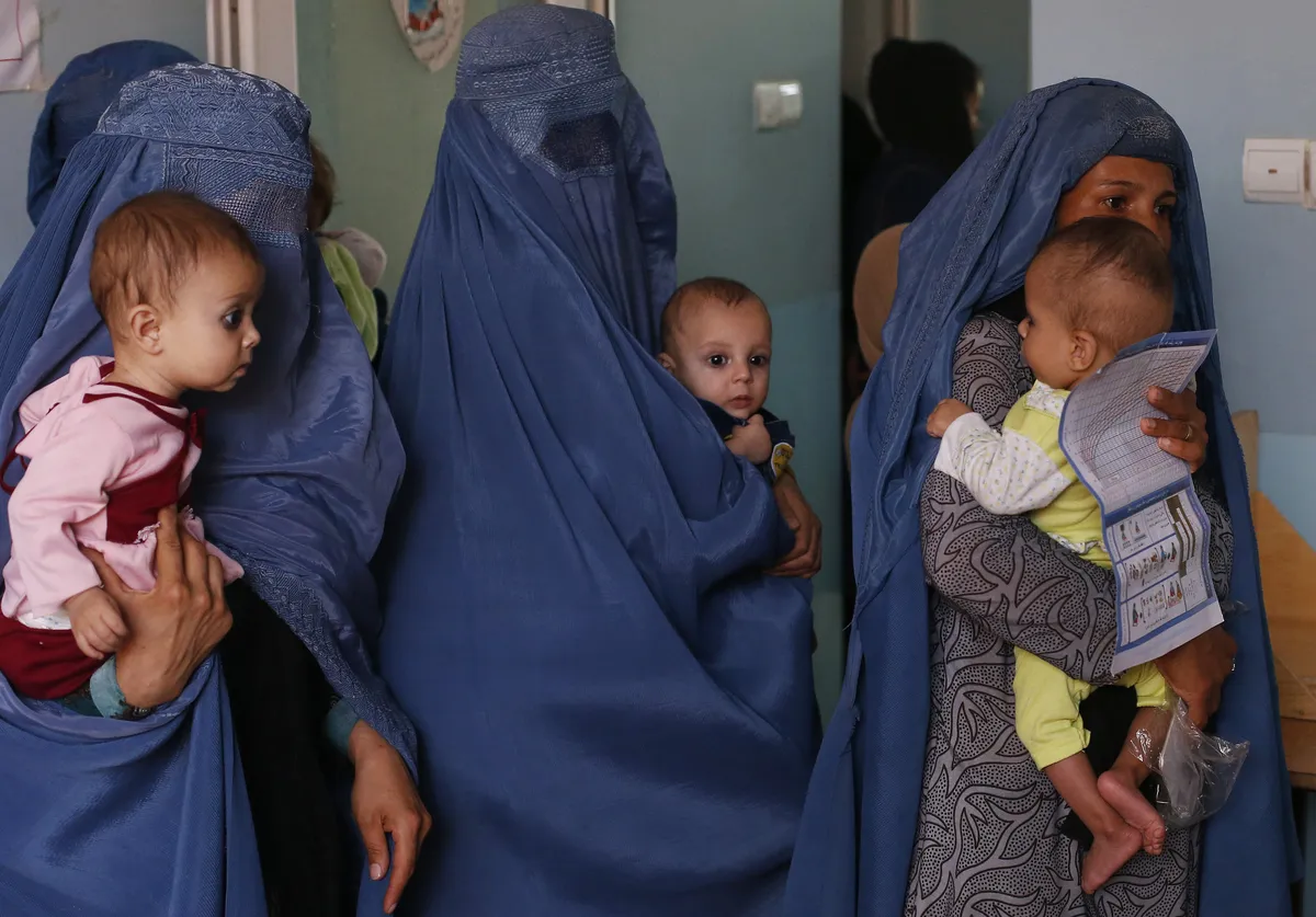 Afgaani emad oma alatoitumuses lastega UNICEFi kliinikus Jabal Saraj’is elmisel aastal. Tänavu on liikumispiirangud Afganistanis viinud selleni, et abivajajad ei jõua haiglasse.