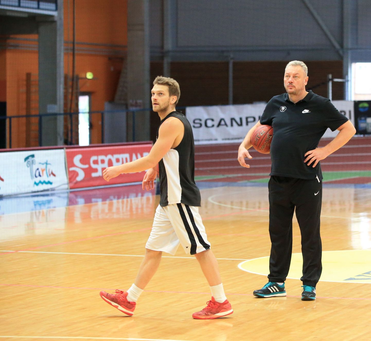 Tartu korvpallimeeskonna mängija Tanel Sokk (vasakul) ja peatreener Priit Vene.