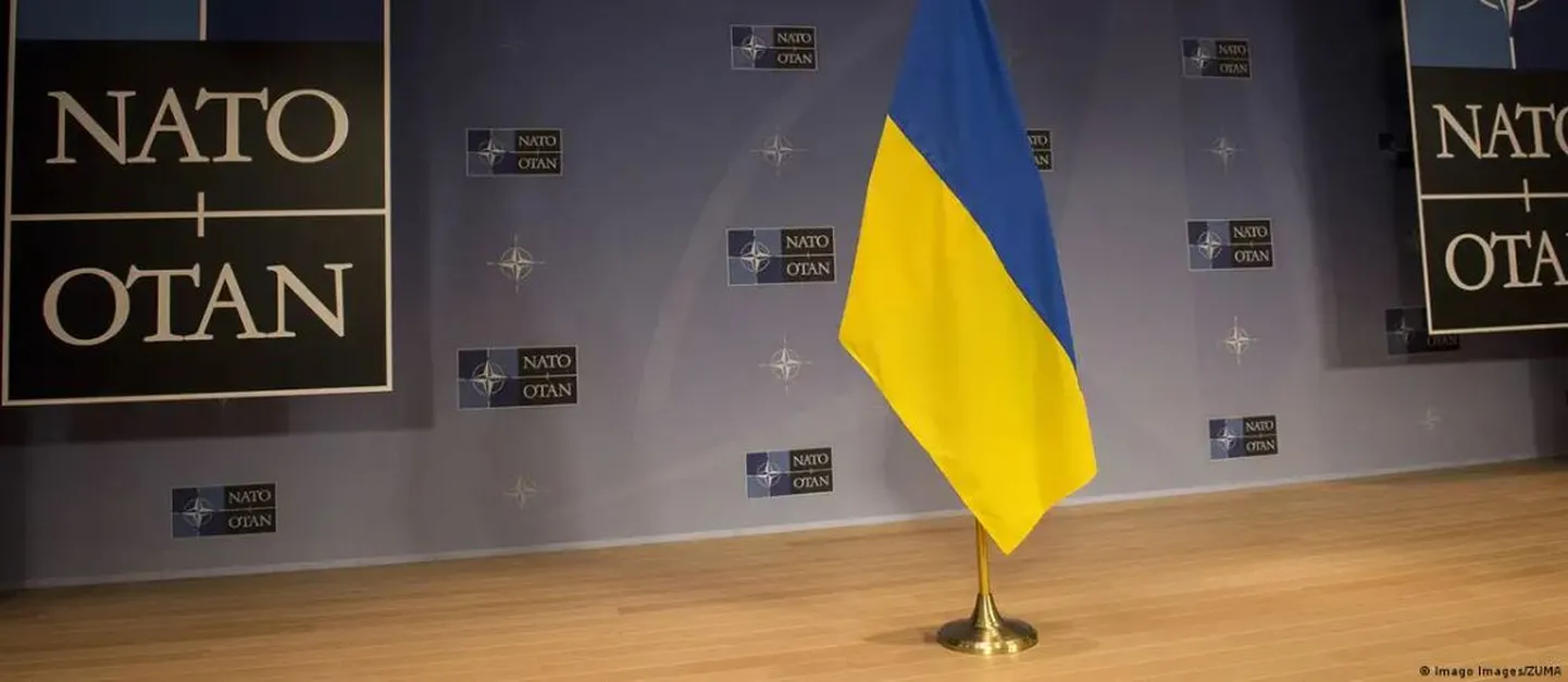 Флаг Украины на фоне логотипа НАТО.