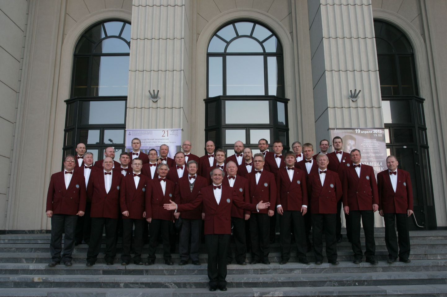 Haaslava meeskoor hiljutisel kontsertreisil Valgevenes, Minski filharmoonia trepil pärast kontserti.