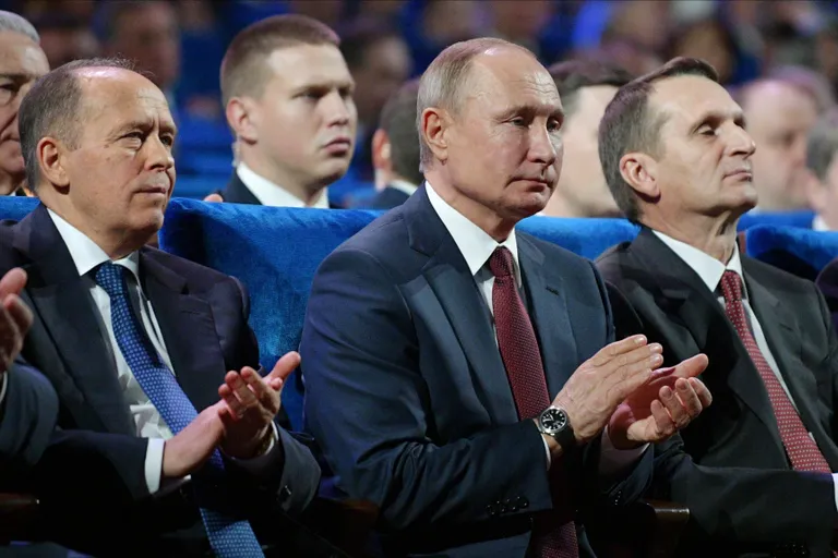 Глава ФСБ РФ Александр Бортников (слева), президент РФ Владимир Путин (в центре), руководитель Службы внешней разведки РФ Сергей Нарышкин на торжественном вечере, посвященном Дню сотрудников органов безопасности