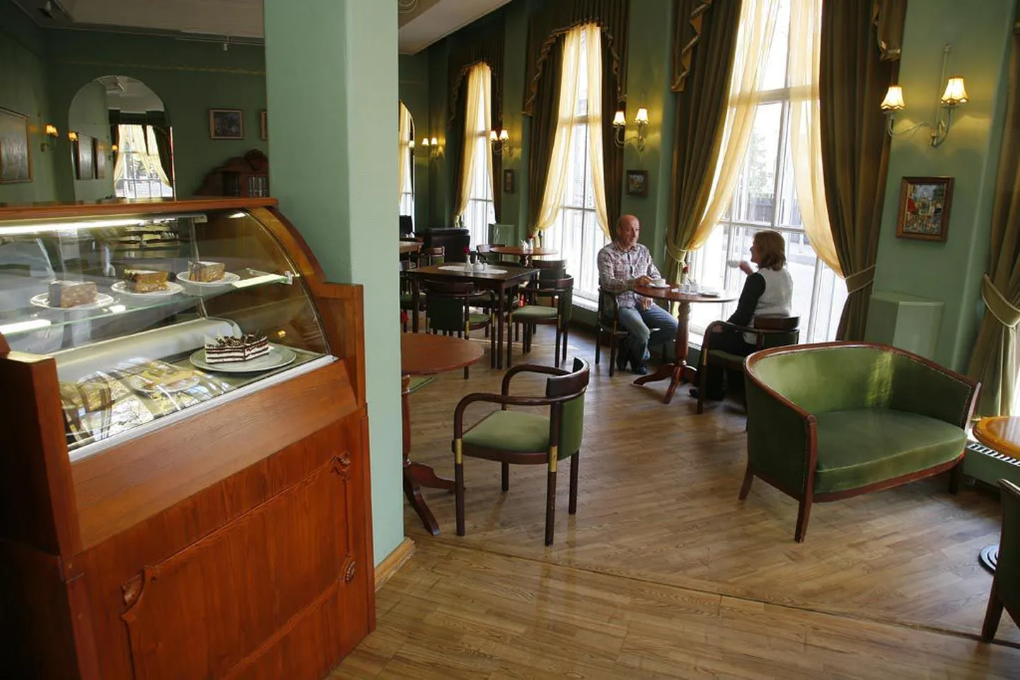 Kontseptsiooni muutnud ja restorani asemel kohvikuna jätkav Café Grand on avatud hommikul kella seitsmest ja pakub varajastele külalistele peale kohvi-saia putrugi.